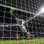 El portero esloveno del Atlético de Madrid Jan Oblak encaja el primer gol del Qarabag. EFE/ JuanJo Martín
