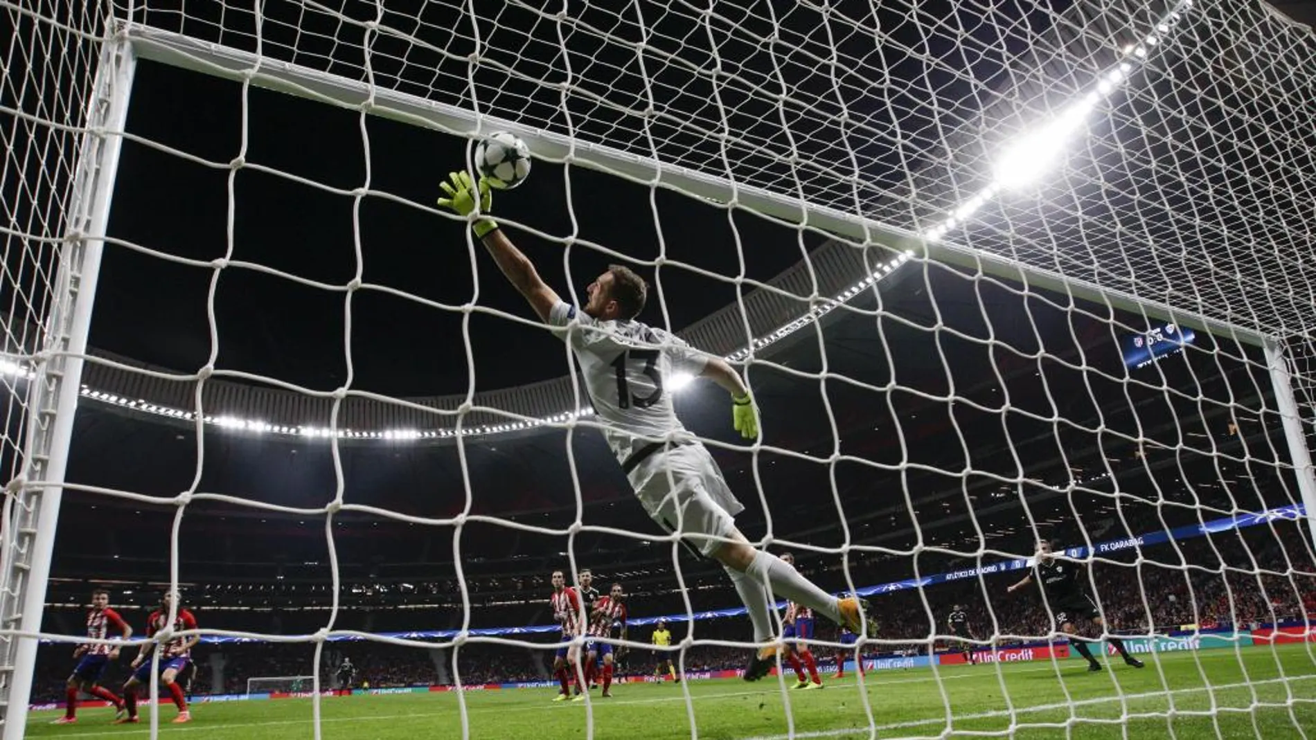 El portero esloveno del Atlético de Madrid Jan Oblak encaja el primer gol del Qarabag. EFE/ JuanJo Martín