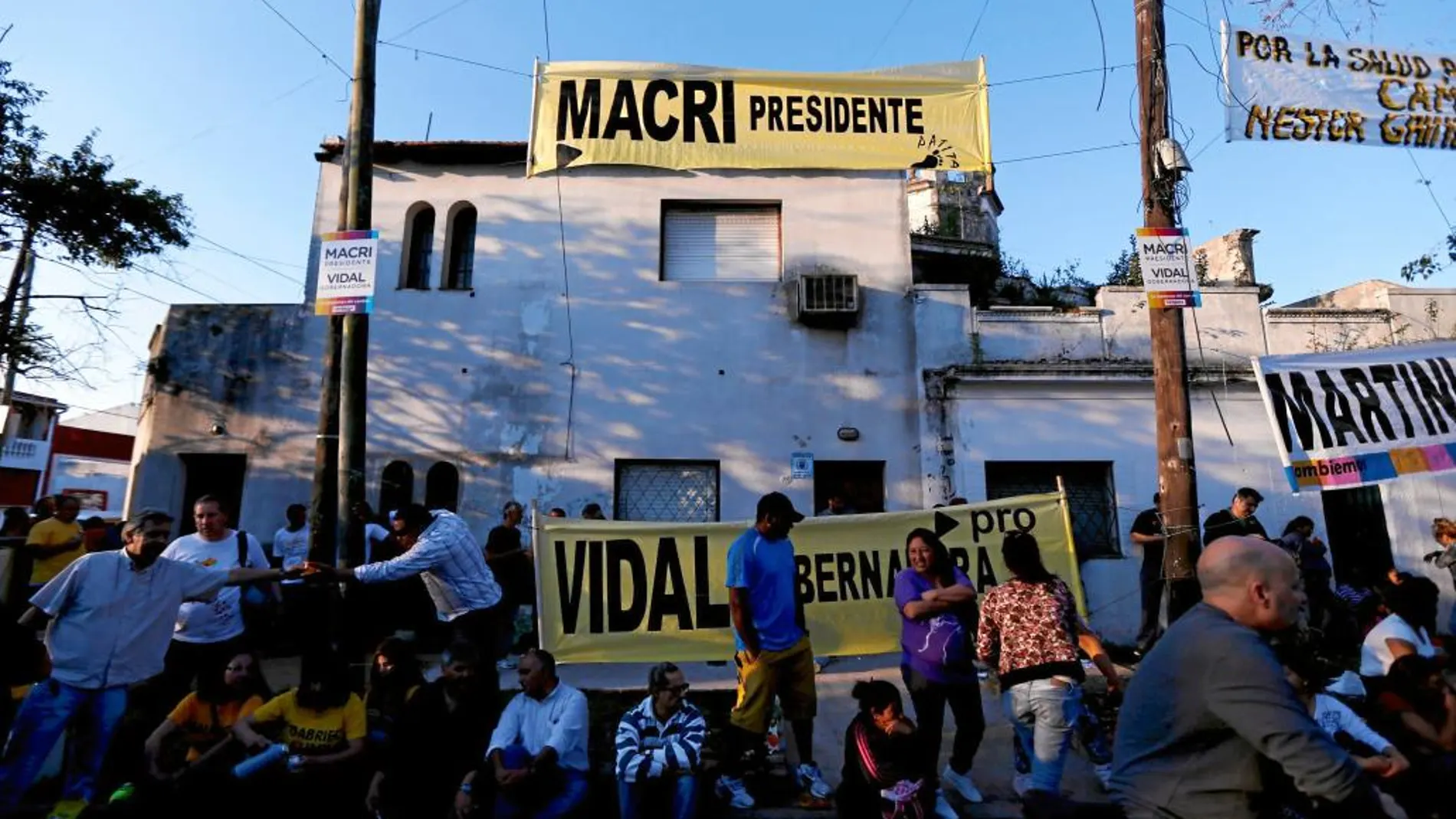 Varios argentinos aguardan la llegada de Mauricio Macri a un mitin en Buenos Aires