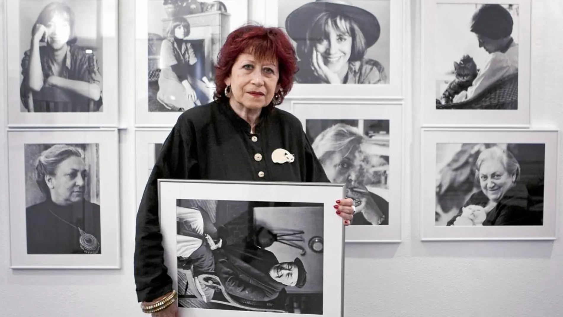 La fotógrafa en la Galería Eude con retratos de Roig, Capmany y Josep Pla