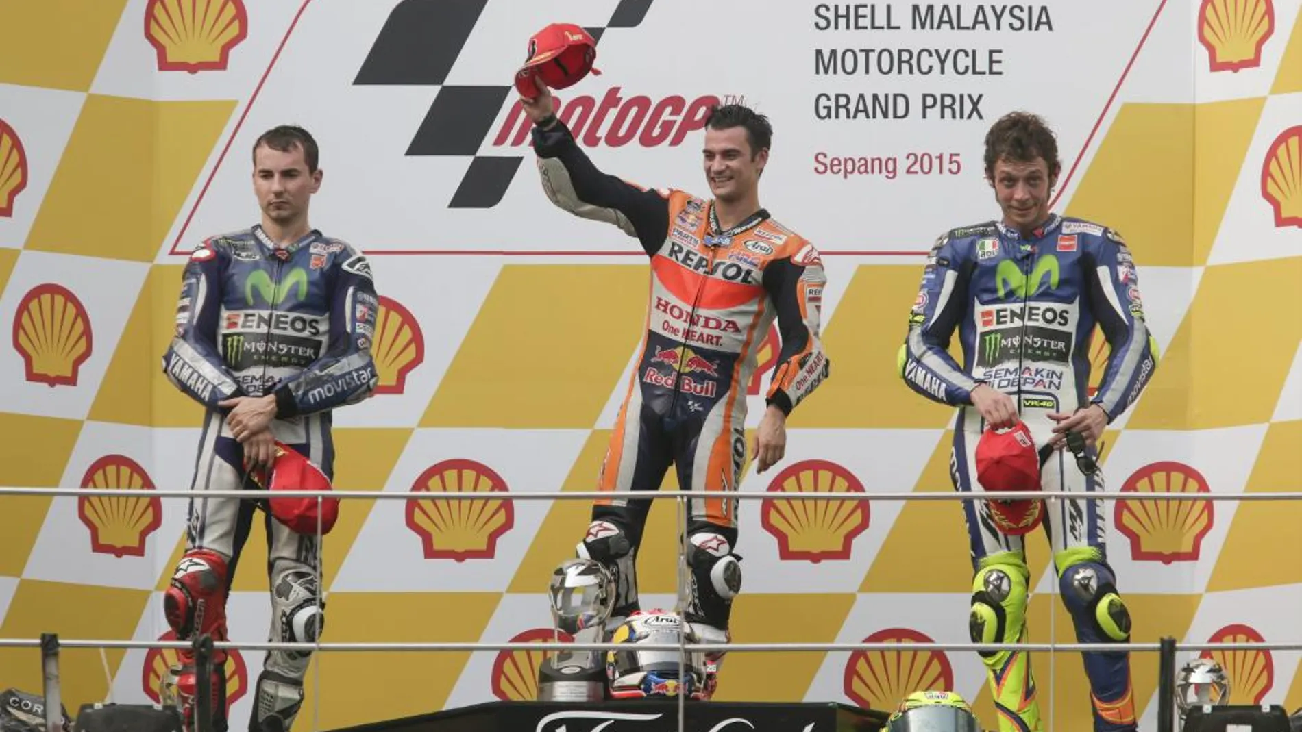 Jorge Lorenzo of Movistar Yamaha MotoGP (i) , Dani Pedrosa (c) y Valentino Rossi en el podio del GP de Malasia
