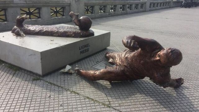 La estatua de Leo Messi con las piernas cortadas en Buenos Aires