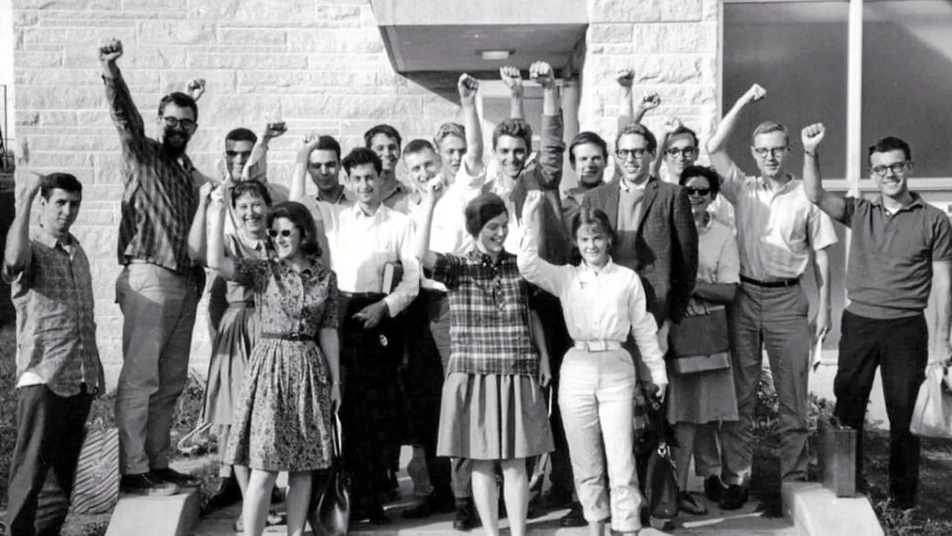 Un grupo de jóvenes perteneciente al Students for a Democracy (arriba, una chapa del movimiento), de ideología marxista, en Washington