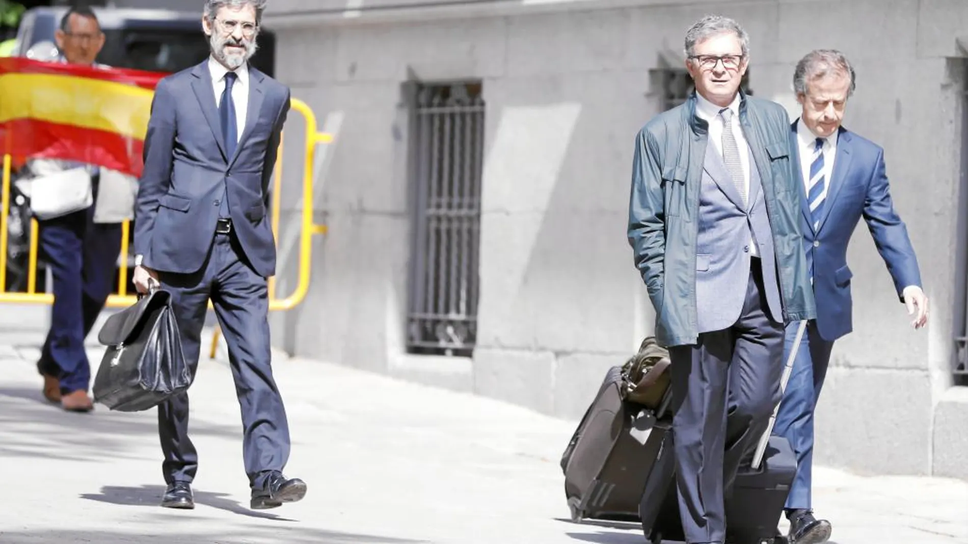 El primogénito del ex presidente catalán Jordi Pujol, saliendo el pasado martes de la Audiencia junto a sus abogados horas antes de ingresar en prisión