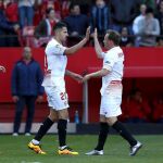 Kevin Gameiro, del Sevilla, celebra con su compañero Victor Machín "Vitolo"el segundo gol ante Las Palmas