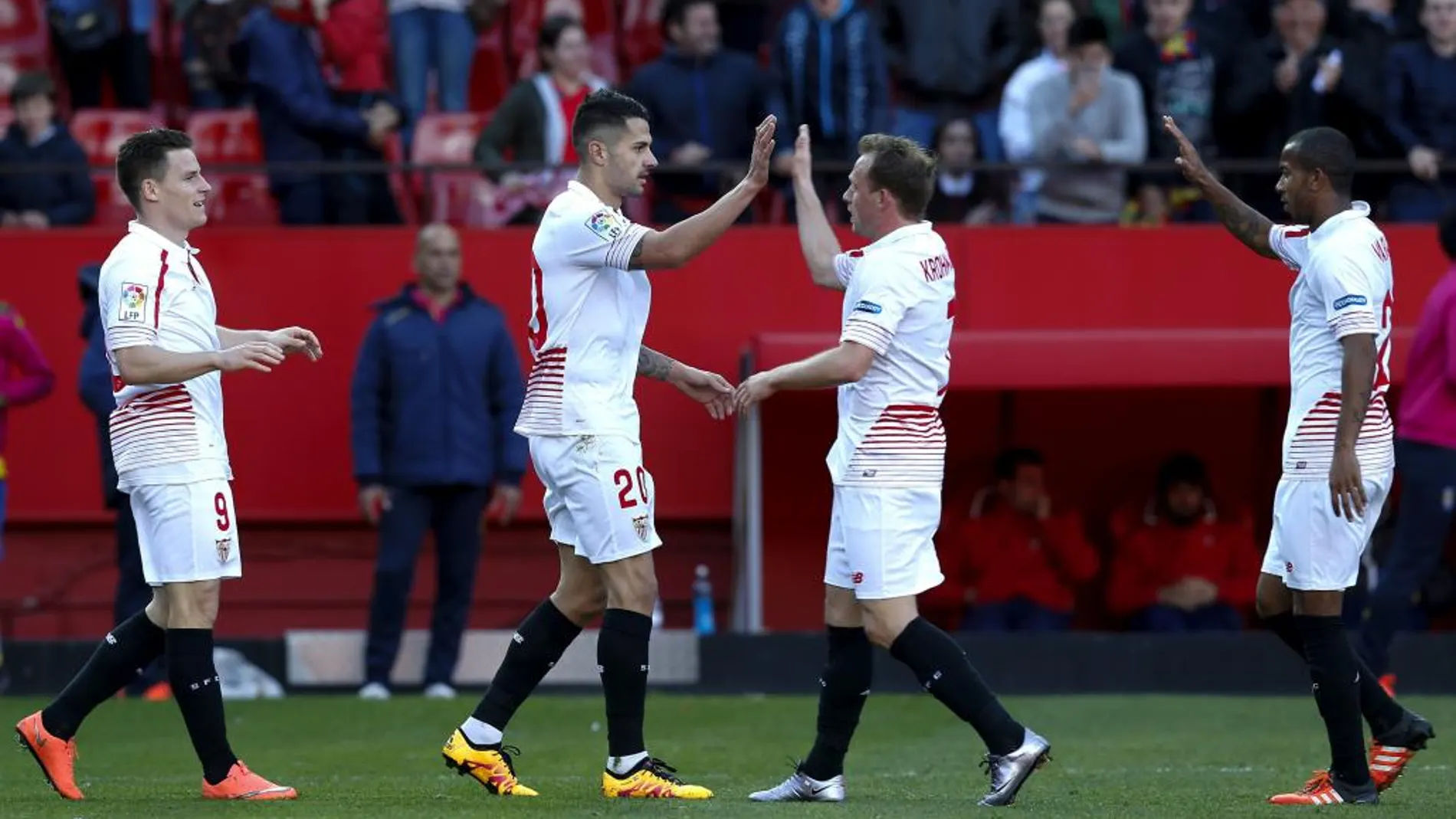 Kevin Gameiro, del Sevilla, celebra con su compañero Victor Machín "Vitolo"el segundo gol ante Las Palmas