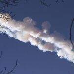 Estela de vapor dejada por un meteorito caído en la región rusa de Cheliábinsken 2013