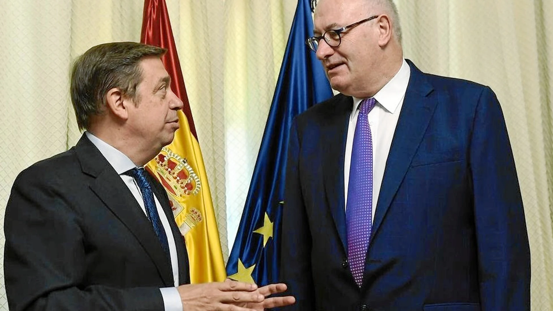 El ministro español de Agricultura, Luis Planas (izquierda), junto al comisario europeo del área, el irlandés Phil Hogan