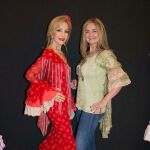 Carmen Lomana vestida de flamenca, junto a la diseñadora Aurora Gaviño, para presentar un desfile benéfico en Sevilla