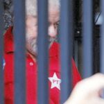 El ex presidente Lula da Silva saluda a sus seguidores, ayer, a la puerta de su casa de San Bernardo do Camopo