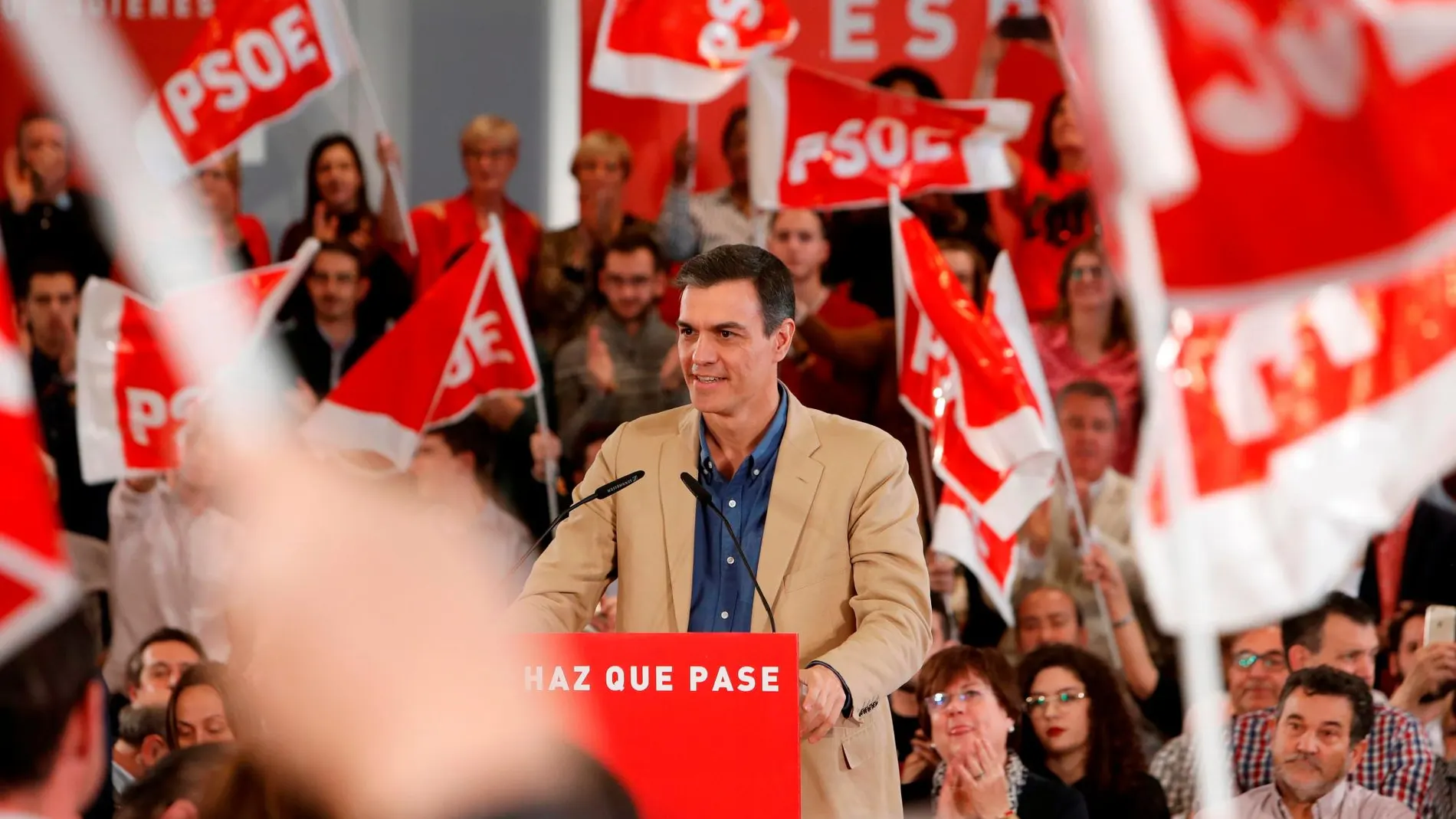 El secretario general del PSOE, Pedro Sánchez, durante el acto de precampaña que celebra el partido hoy en el Palacio de Congresos de Zaragoza