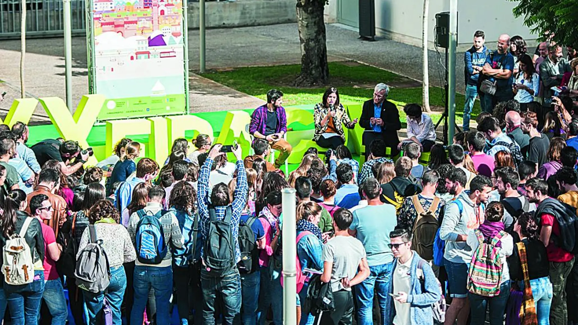 El alcalde de Valencia se enfrentó ayer a los estudiantes de la Universitat en el acto de «Tengo una pregunta para usted»