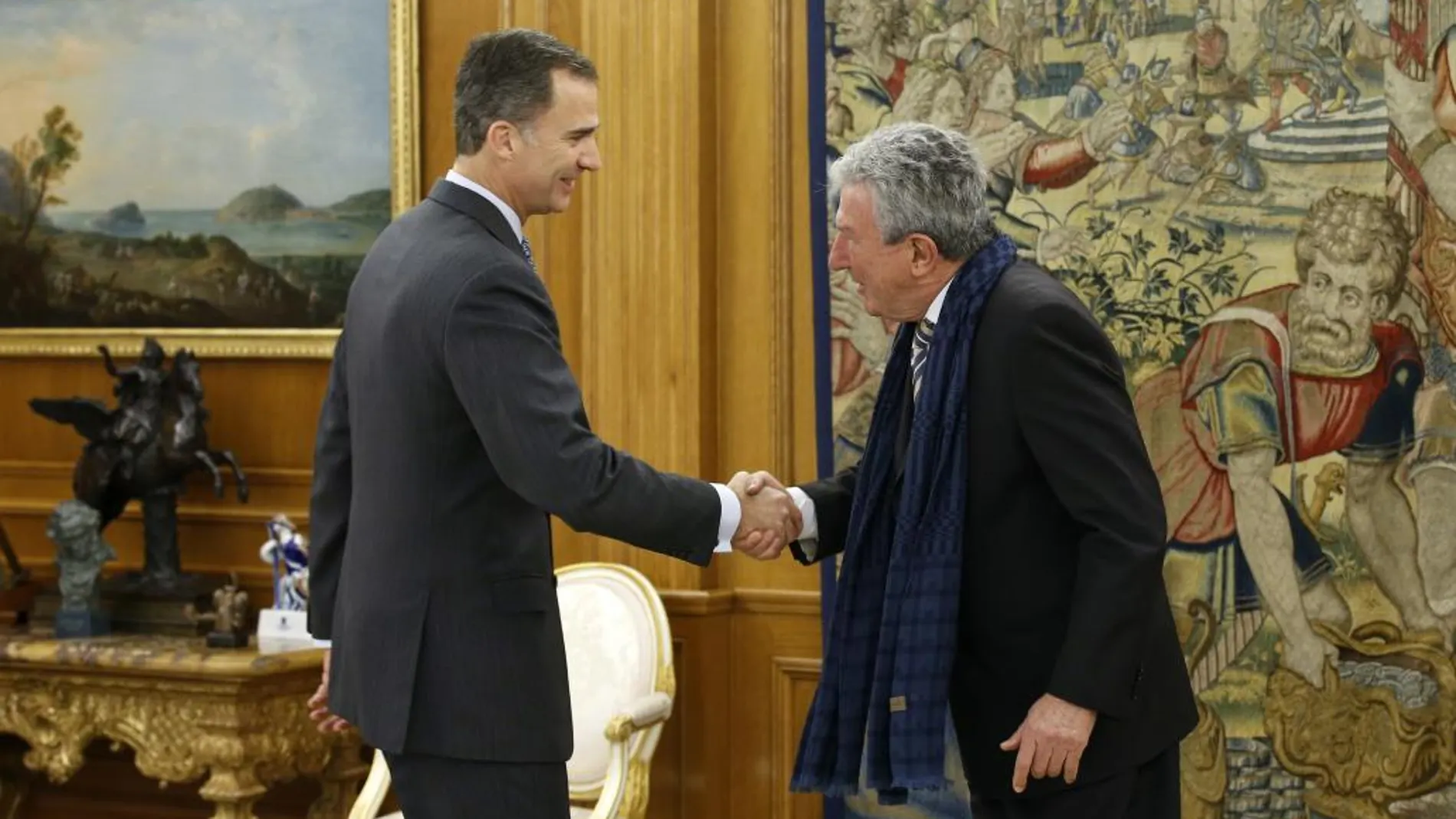 El Rey Felipe VI saluda al diputado de Nueva Canarias Pedro Quevedo en el Palacio de la Zarzuela