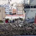 El cadáver de uno de los tres militares fallecidos en el accidente del helicóptero es trasladado del buque de acción marítima 'Rayo' que llegó esta mañana a la Base Naval de Las Palmas de Gran Canaria
