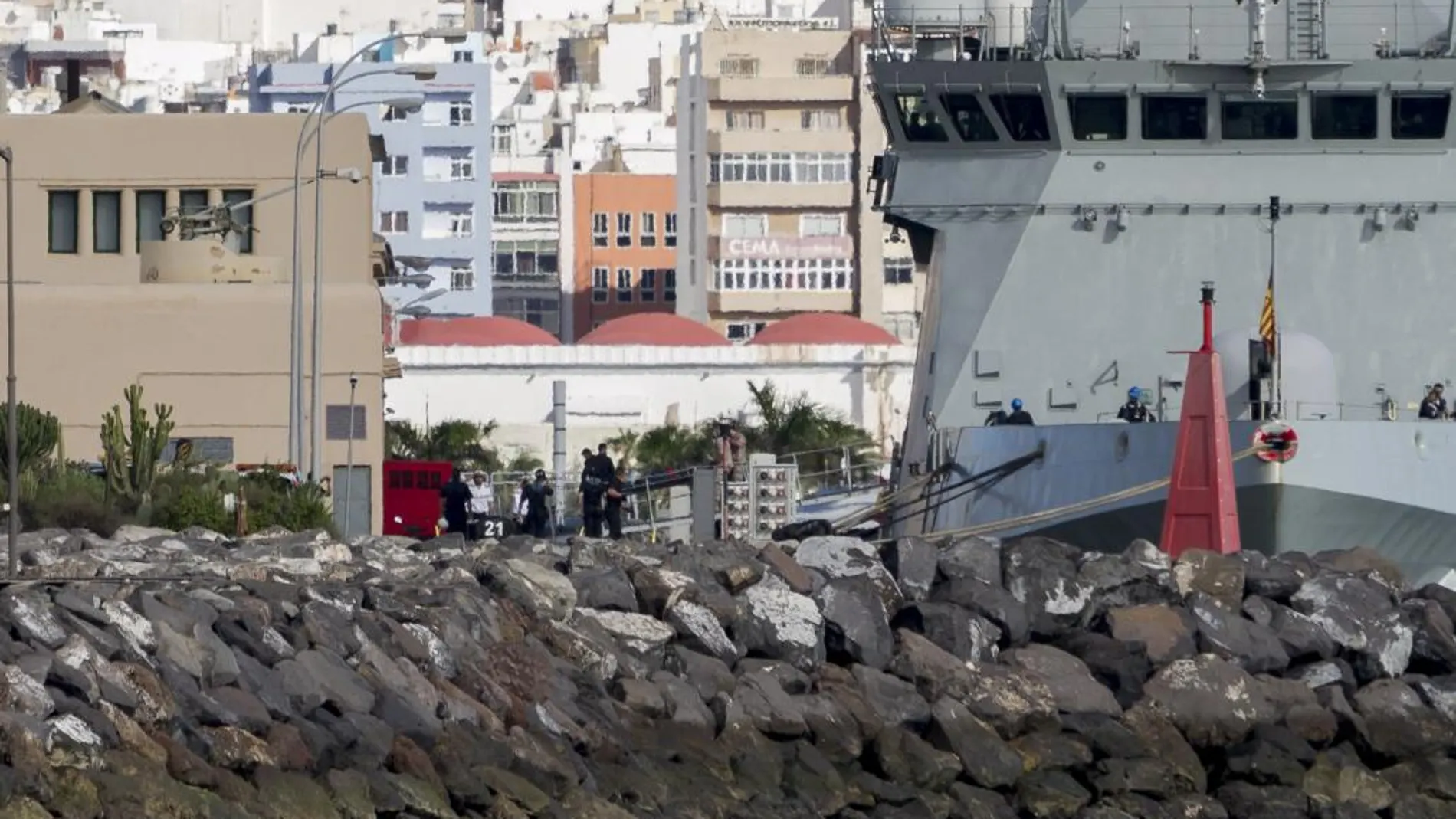 El cadáver de uno de los tres militares fallecidos en el accidente del helicóptero es trasladado del buque de acción marítima 'Rayo' que llegó esta mañana a la Base Naval de Las Palmas de Gran Canaria