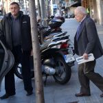 El ex presidente de la Generalitat Jordi Pujol saliendo de su vivienda