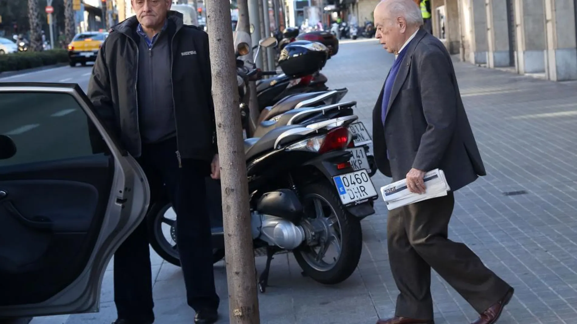 El ex presidente de la Generalitat Jordi Pujol saliendo de su vivienda