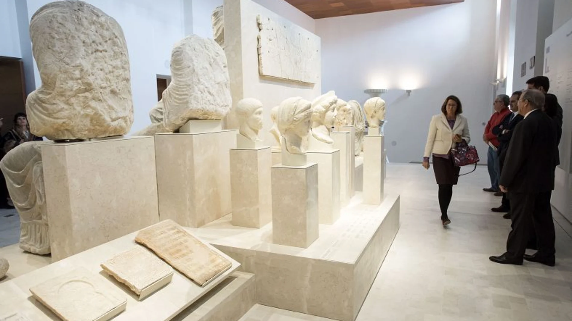 Varios visitantes observan algunas de las piezas del Museo de Málaga.