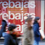 Goteo incesante de clientes, ayer, en El Corte Inglés de Preciados, en Madrid