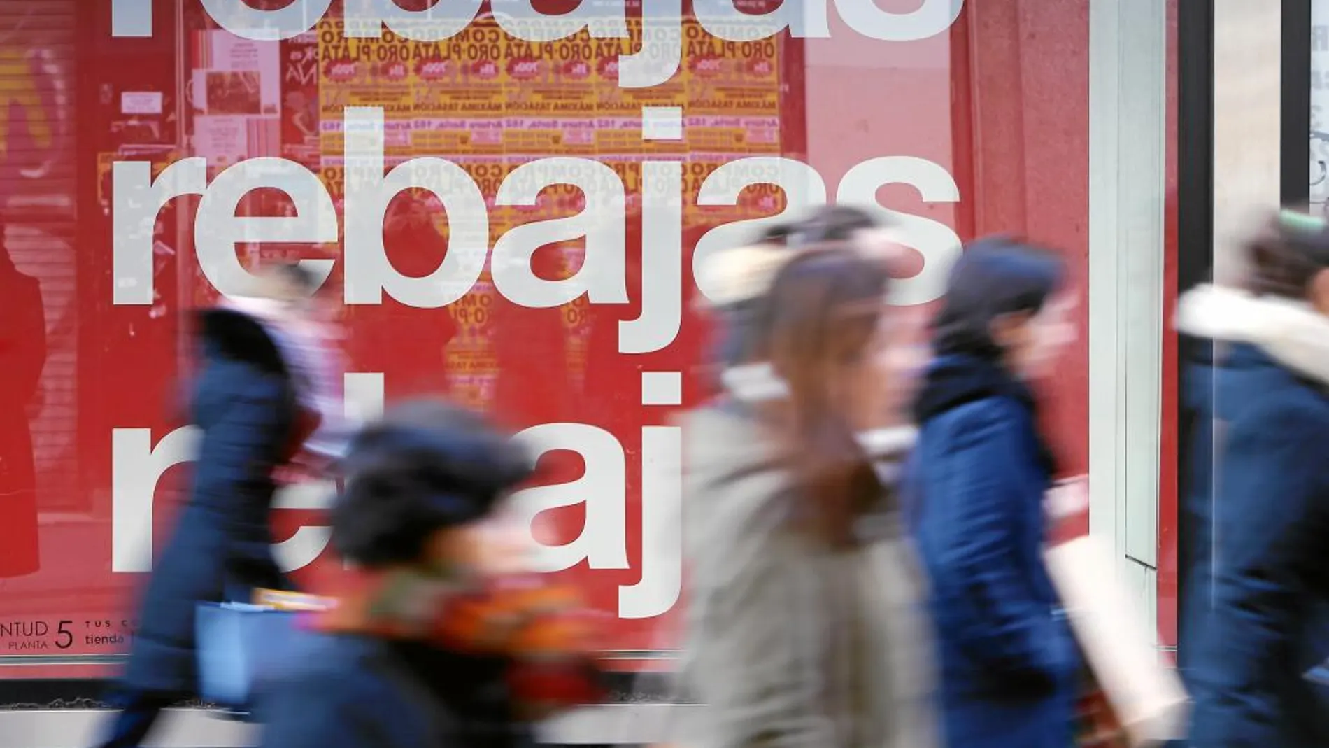 Goteo incesante de clientes, ayer, en El Corte Inglés de Preciados, en Madrid