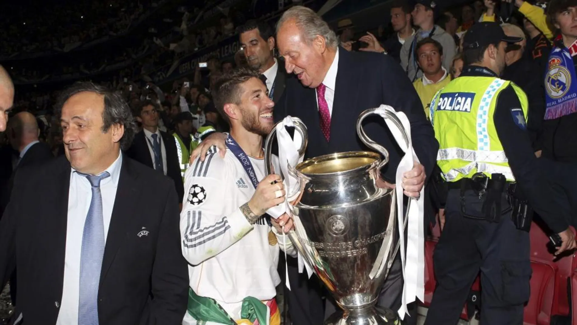 El Rey Juan Carlos posa con el trofeo junto a Sergio Ramos en Lisboa en 2014