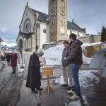 Una mujer deposita su papaleta en una urna en la calle en Obersaxen