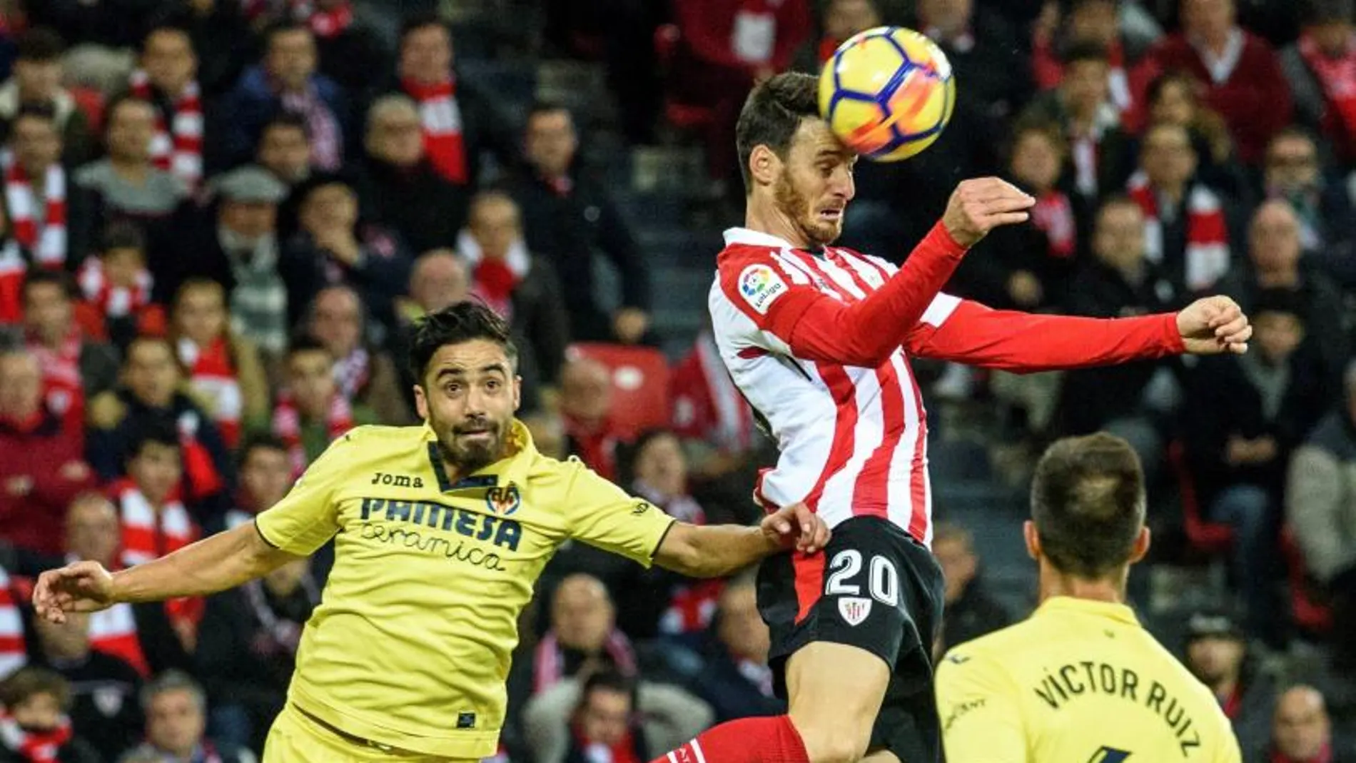 Aduriz cabecea un balón entre Jaume Costa y Víctor Ruiz, ambos del Villarreal
