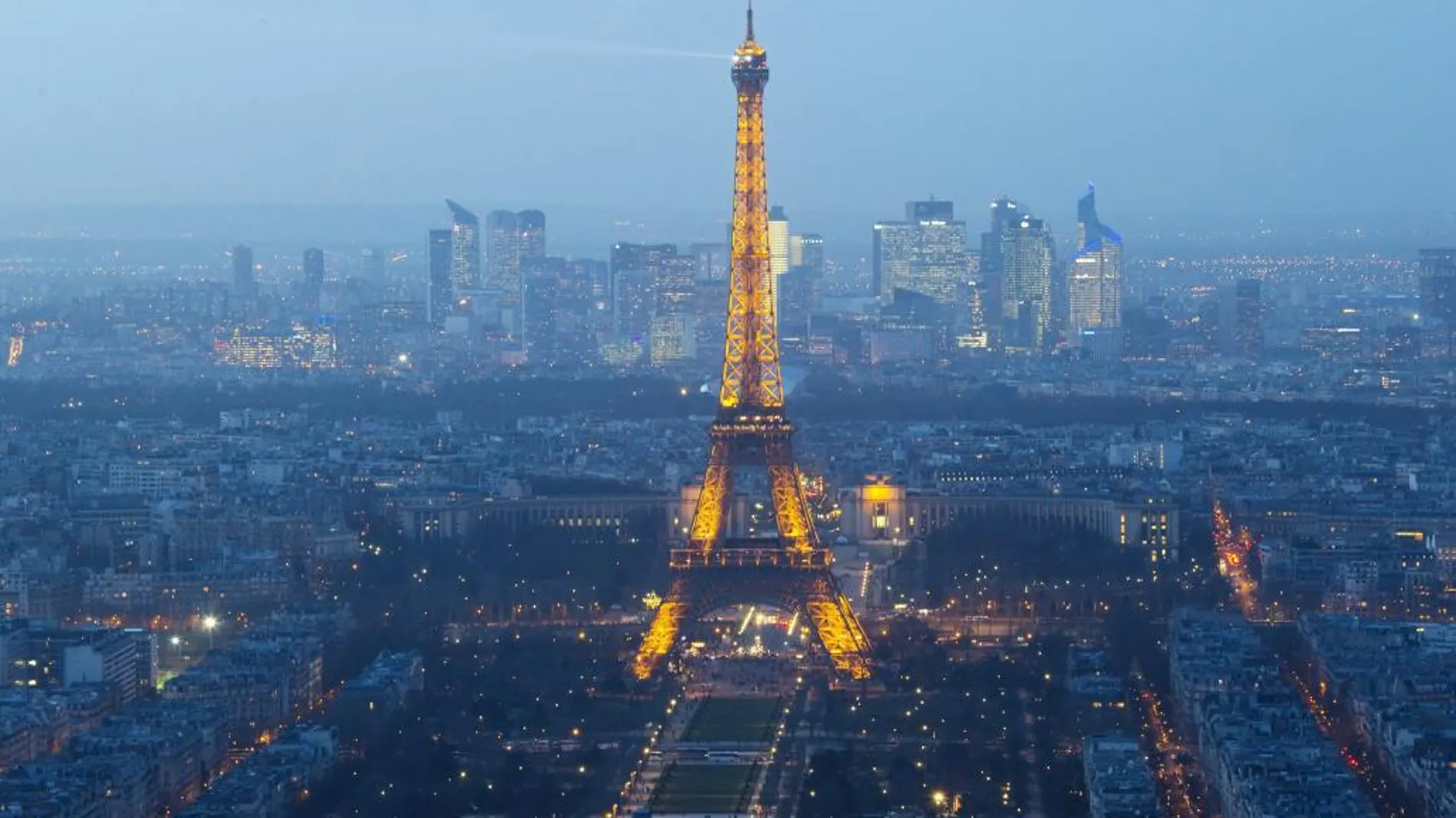 Los colores nacionales de Francia iluminarán tres días la Torre Eiffel