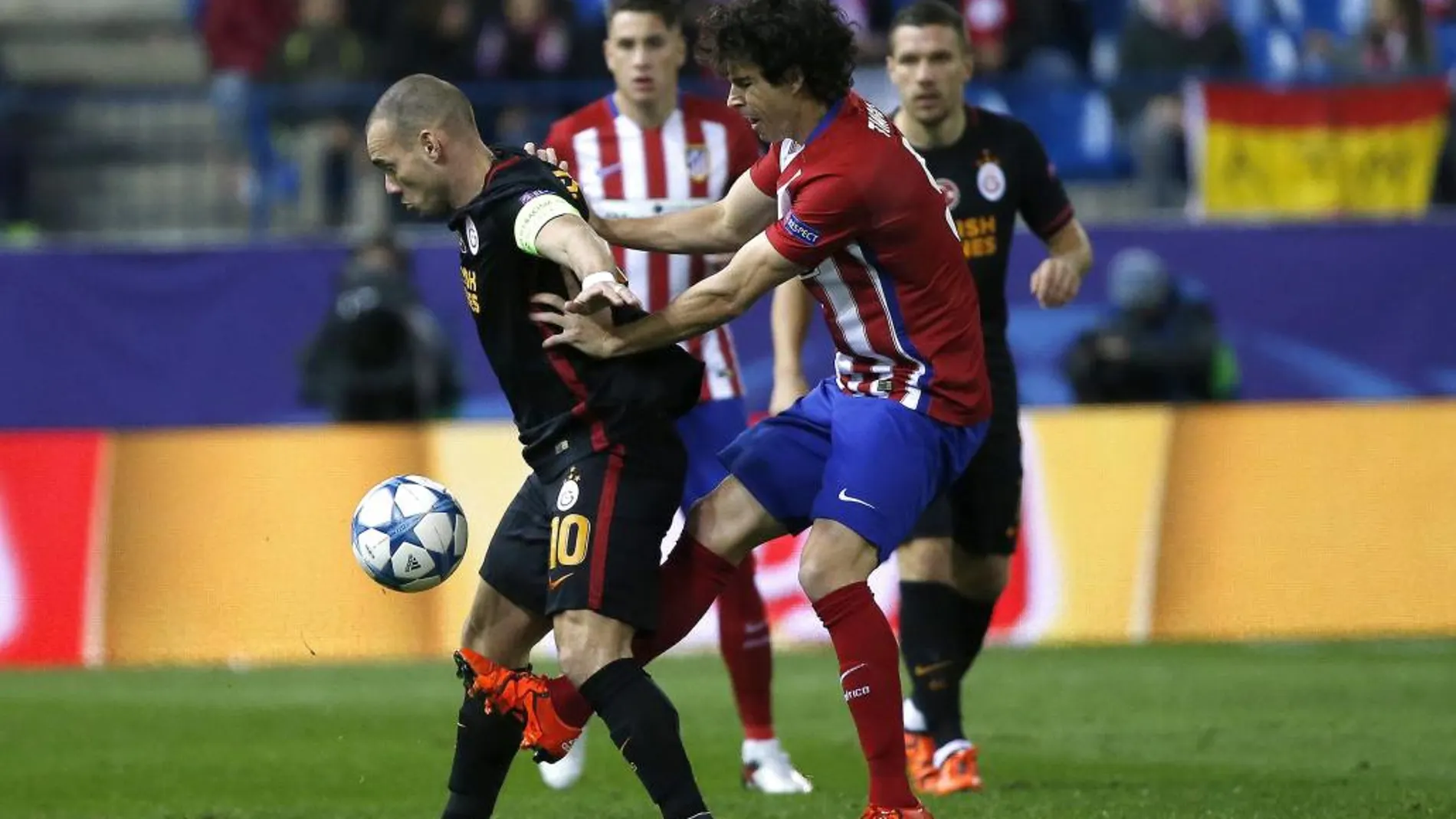 El centrocampista portugués del Atlético de Madrid Tiago Mendes (d) disputa un balón con el centrocampista holandés del Galatasaray Wesley Sneijde