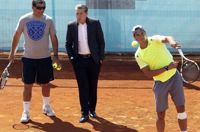 El español Rafael Nadal, junto a él su tío y entrenador, Toni Nadal y el director del torneo, Manolo Santana.