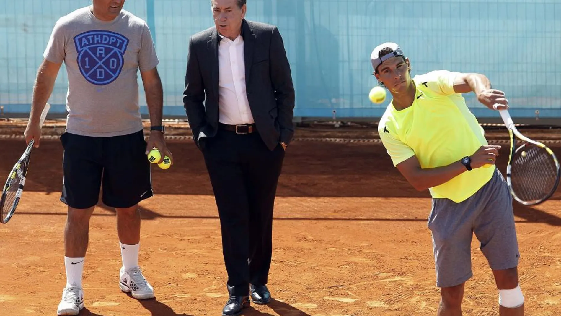 El español Rafael Nadal, junto a él su tío y entrenador, Toni Nadal y el director del torneo, Manolo Santana.