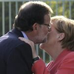 Mariano Rajoy saluda a la cancillera alemana Angela Merkel en el castillo de Meseberg (Alemanía).