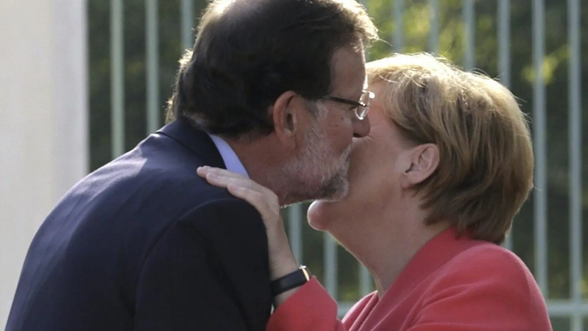 Mariano Rajoy saluda a la cancillera alemana Angela Merkel en el castillo de Meseberg (Alemanía).