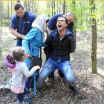 La Policía húngara arresta a una familia de inmigrantes en Röszke, en la frontera con Serbia