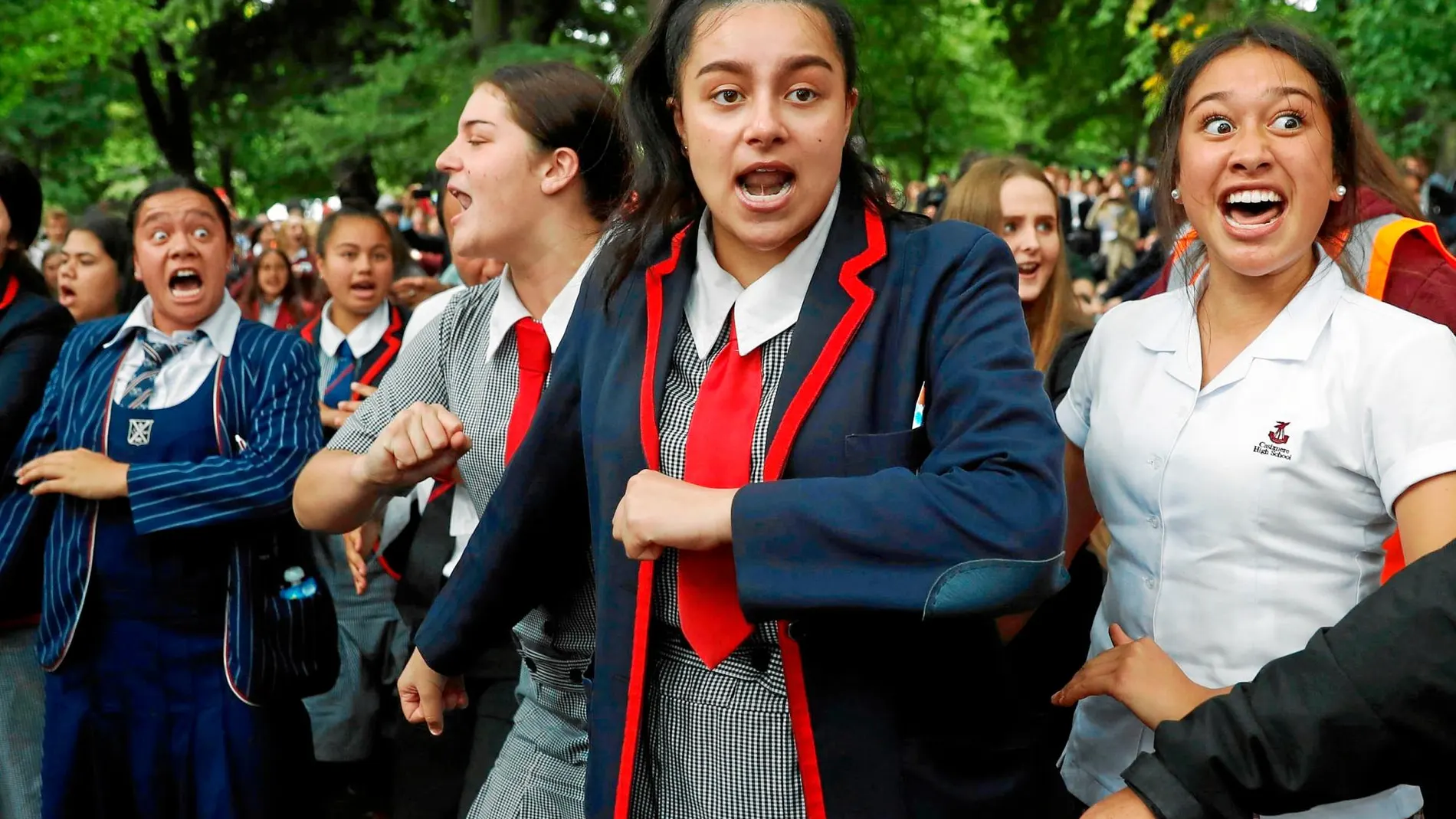 Estudiantes realizan ayer la danza del Haka durante la vigilia por los atentados del viernes, fuera de la mezquita Al Noor en Christchurch (Nueva Zelanda)