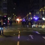 Cordón policial de los Mossos ante los disturbios durante un acto de Vox en Barcelona / Twitter