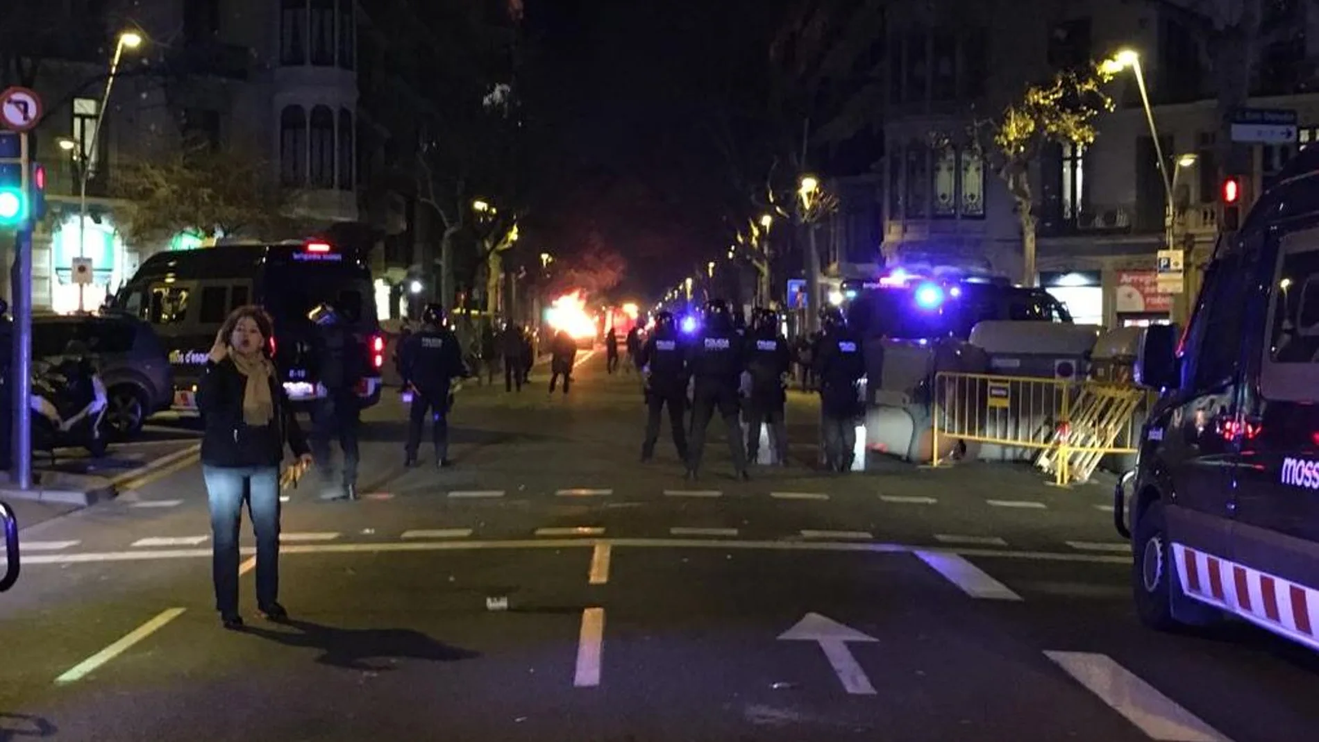 Cordón policial de los Mossos ante los disturbios durante un acto de Vox en Barcelona / Twitter