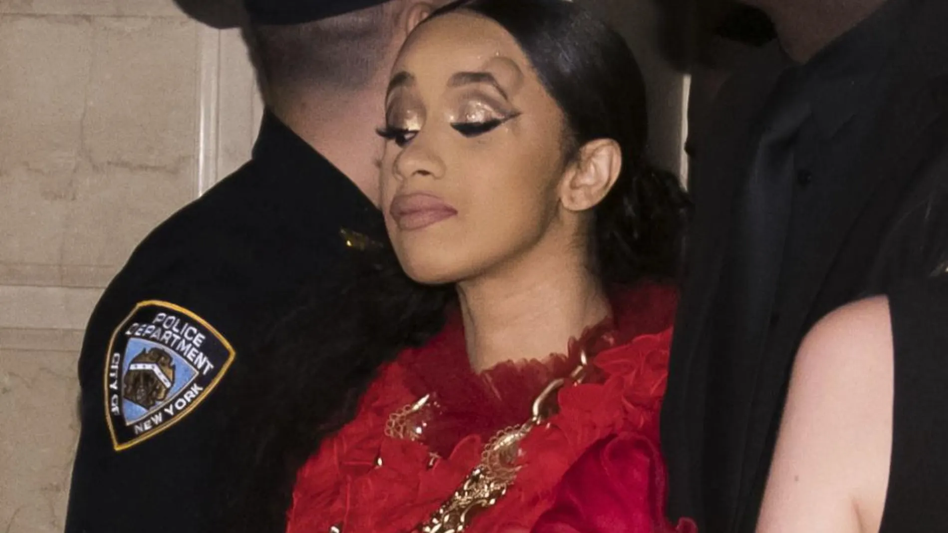 Cardi B abandona la fiesta con un chichón sobre su ceja izquierda. Foto: Ap