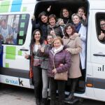 Trabajadores, usuarios y representantes de la Asociación Alzheimer León, junto al nuevo vehículo adaptado