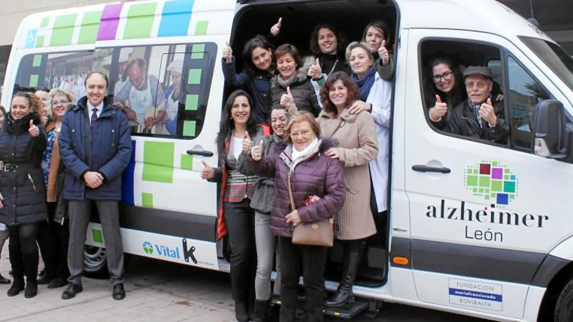 Trabajadores, usuarios y representantes de la Asociación Alzheimer León, junto al nuevo vehículo adaptado