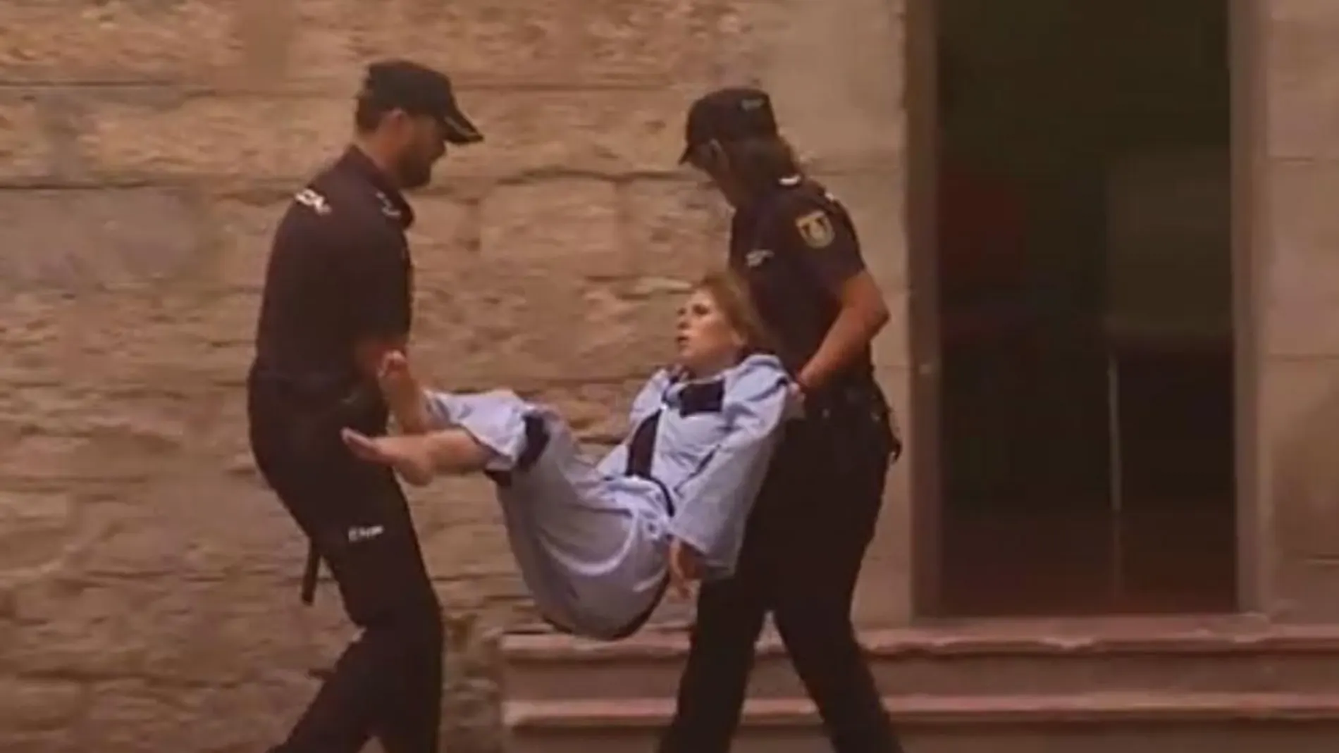 La detenida cuando fue traslada al juzgado en pijama y en brazos de los policías