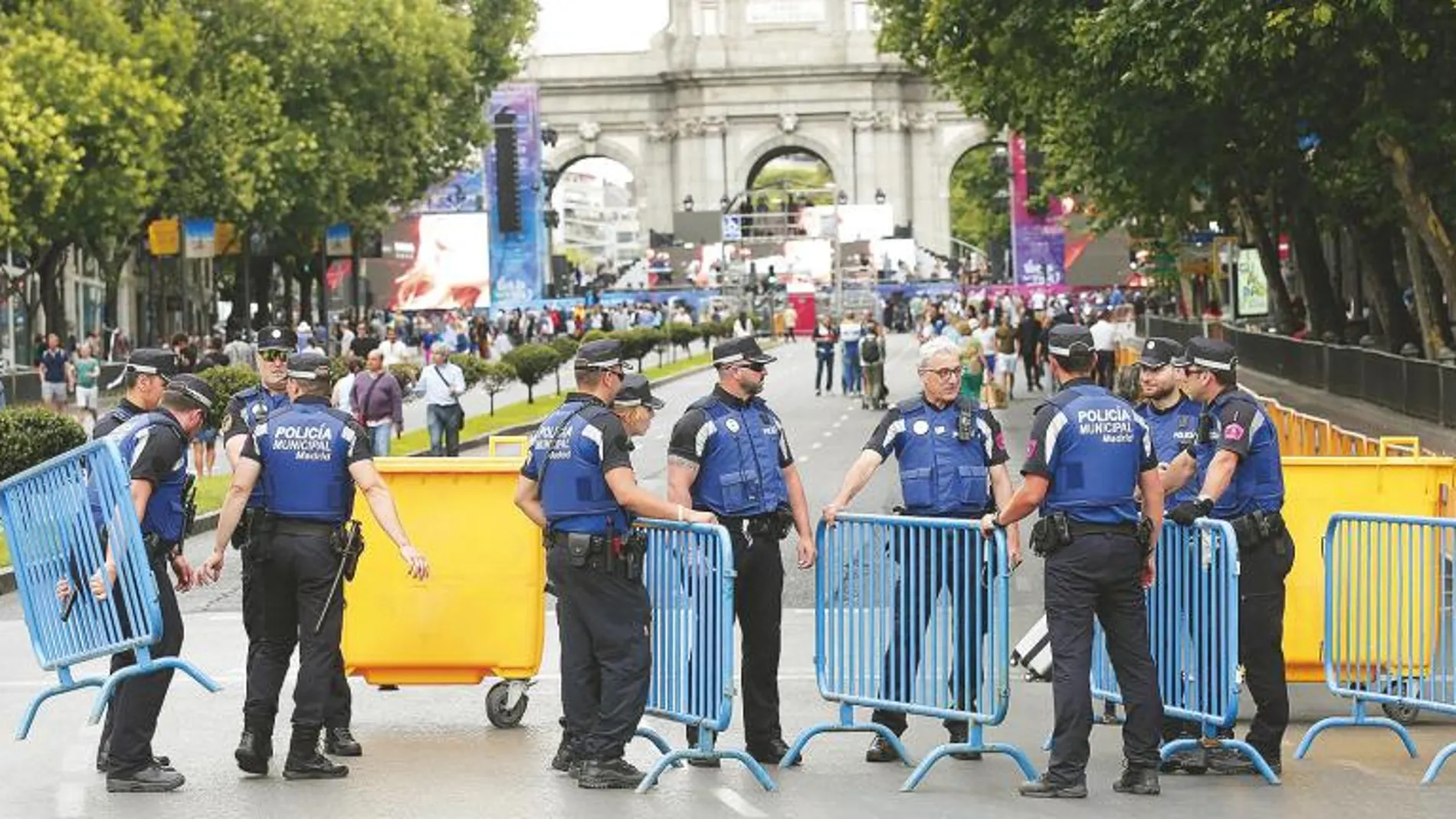 Desde el pasado miércoles efectivos policiales se encargan de la seguridad en los perímetros de los escenarios del World Pride. Ayer colocaron vallas alrededor de Cibeles