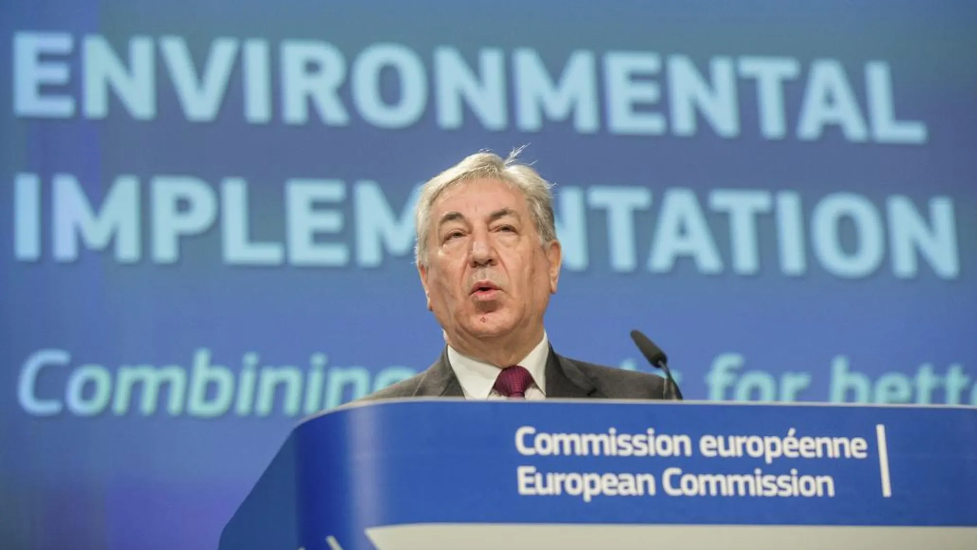 El comisario europeo de Medio Ambiente, Karmenu Vella, ofrece una rueda de prensa en Bruselas hoy.