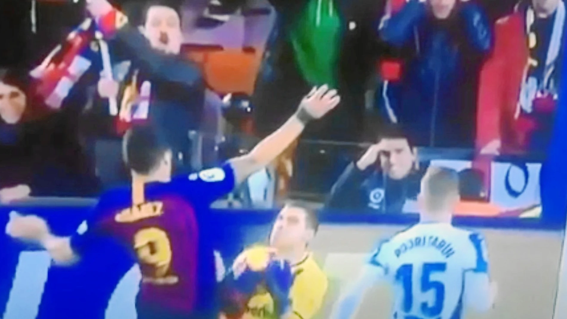 BeIN USA difundió una toma en la que se ve cómo Suárez golpea la mano de Pichu Cuéllar. No se vio en la retransmisión española.