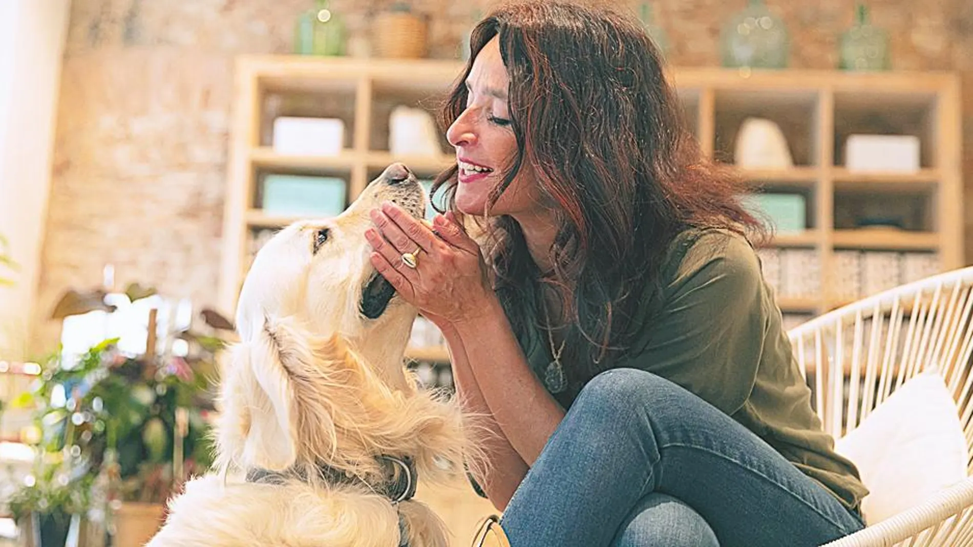 Sandra Vivancos, junto a Romeo, su golden retriever. Foto: Miquel González / Shooting