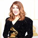 Meghan Trainor posa con el premio a Mejor Nuevo Artista durante la ceremonia de entrega de los 58 premios Grammy