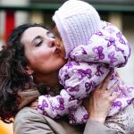 Patricia Altez besa a su hija Coral, procedente de Vietnam, con la que vive desde el año pasado