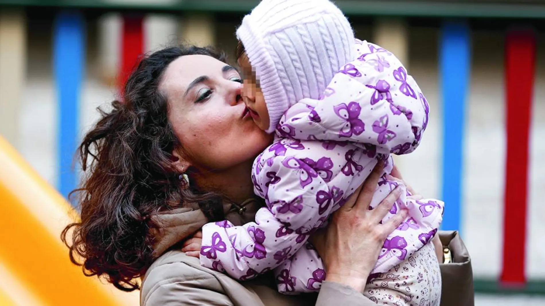 Patricia Altez besa a su hija Coral, procedente de Vietnam, con la que vive desde el año pasado