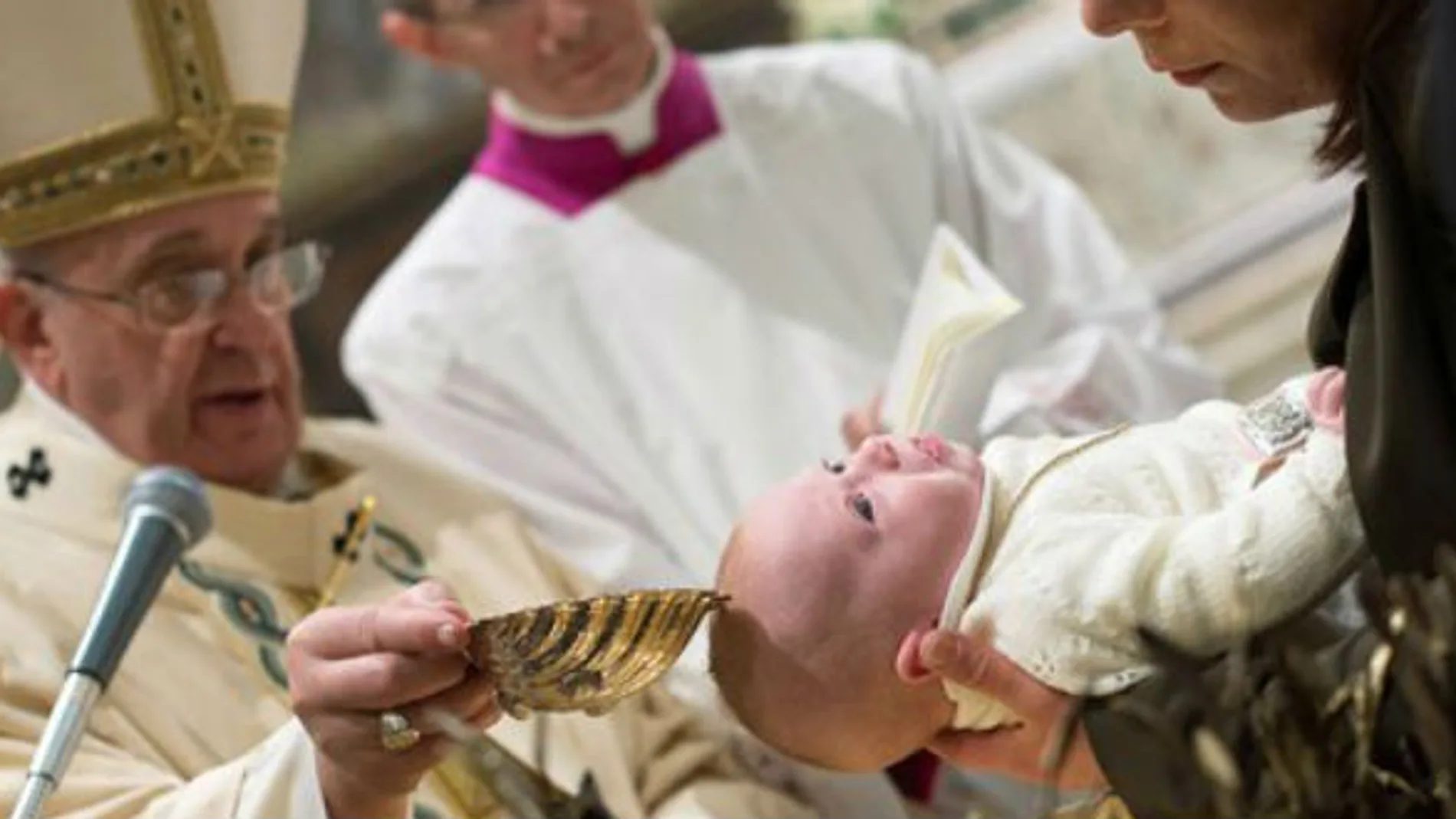 El Papa durante el bautismo