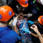 Un manifestante es asistido por durante una manifestación contra el gobierno del presidente de Venezuela, Nicolás Maduro, en Caracas